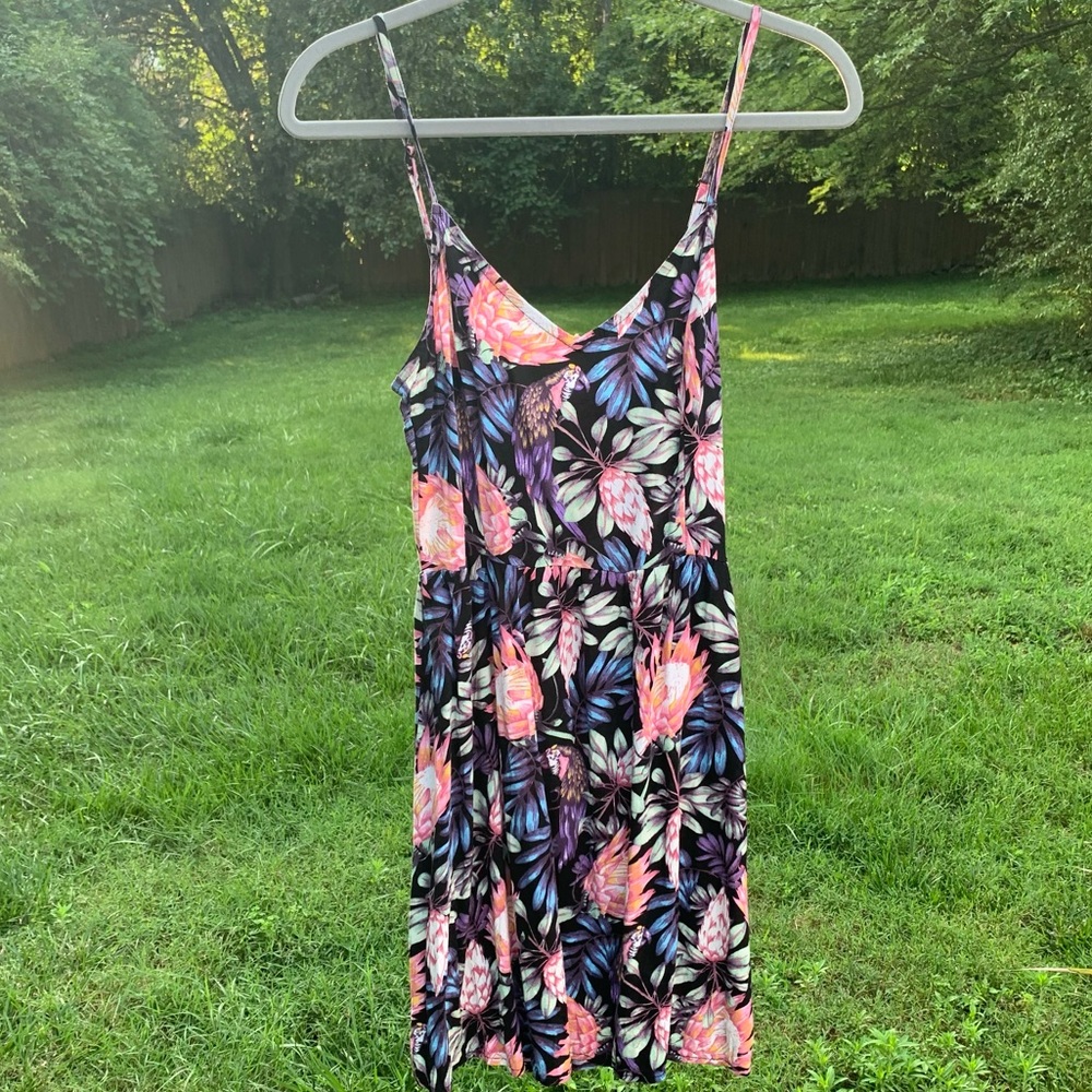 H&M Divided Tropical 🦜 Floral Print Dress Adjustable Straps & Smocked Back 🌷🌸🪻🌼